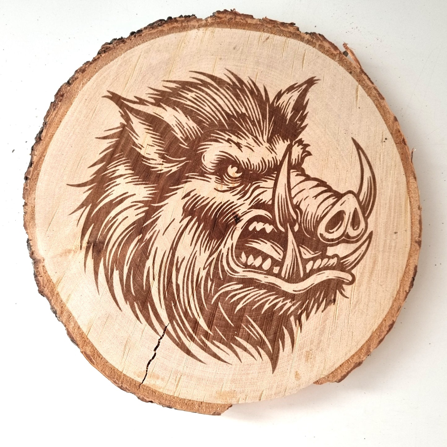 Rustikale Baumscheibe graviert mit Wildschwein-Motiv