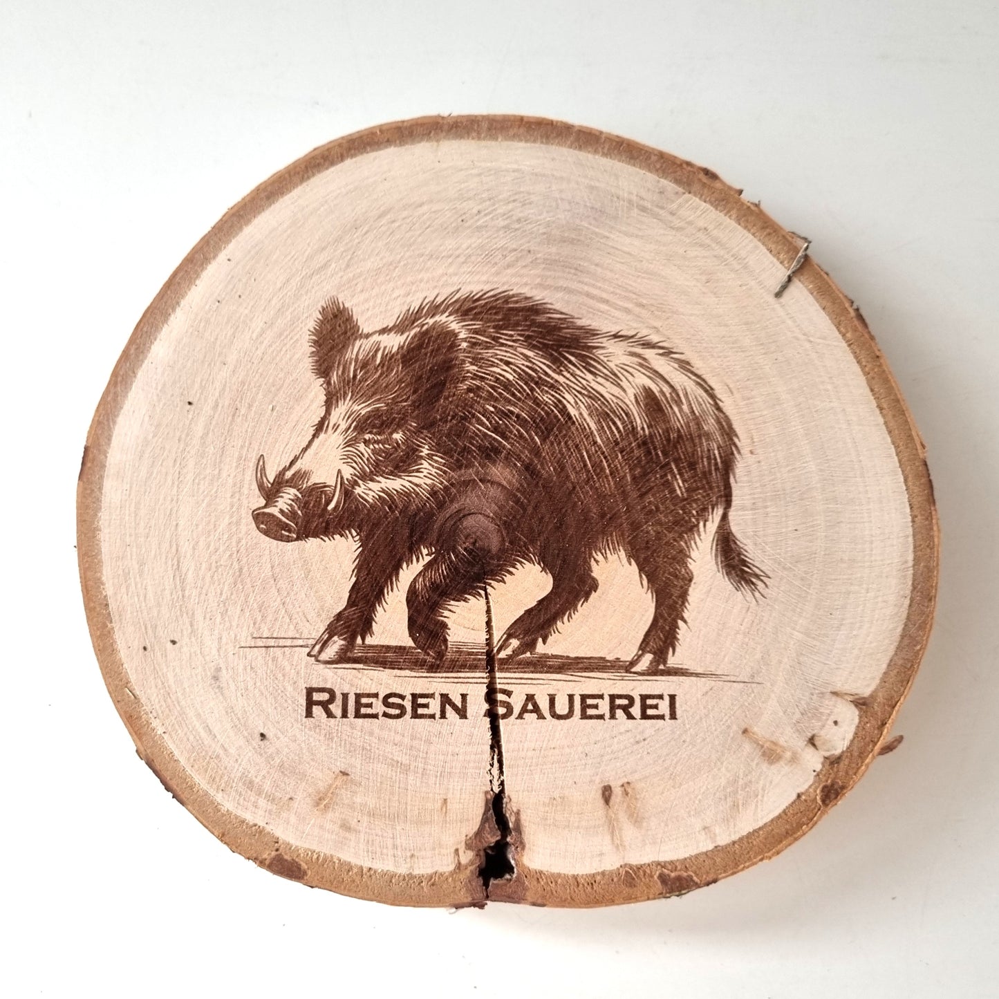Rustikale Baumscheibe graviert mit Wildschwein-Motiv