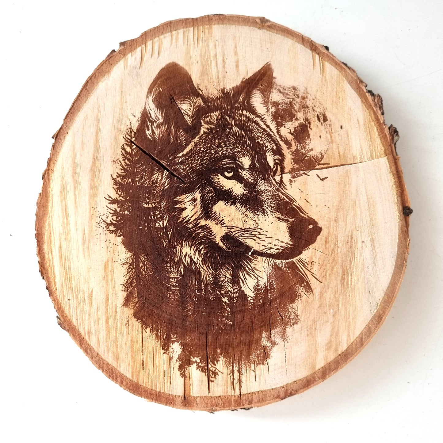 Rustikale Baumscheibe graviert mit Wolf-Motiv