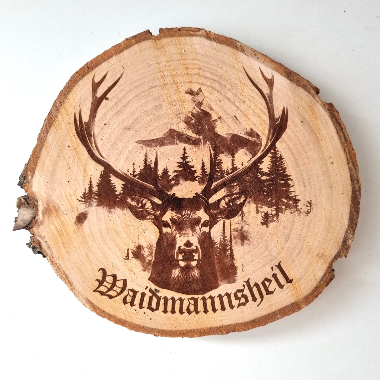 Rustikale Baumscheibe graviert mit Hirsch-Motiv