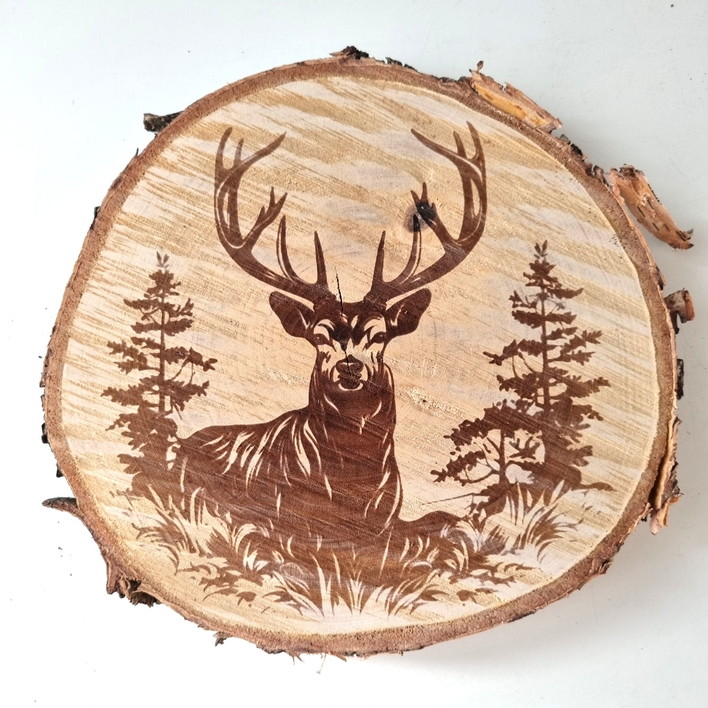 Rustikale Baumscheibe graviert mit Hirsch-Motiv