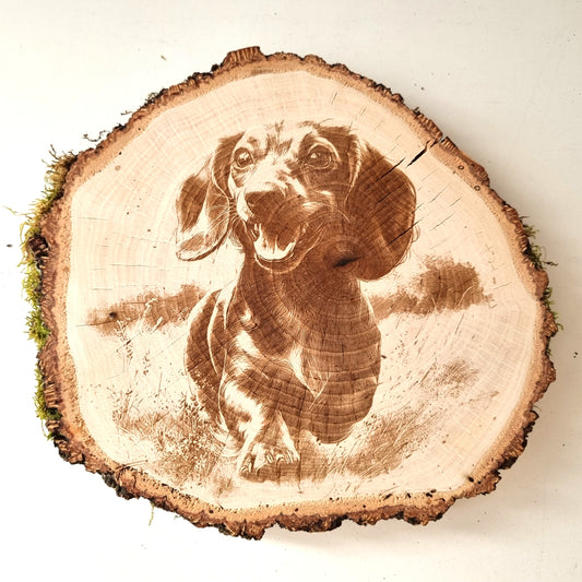 Rustikale Baumscheibe graviert mit Hunde-Motiv